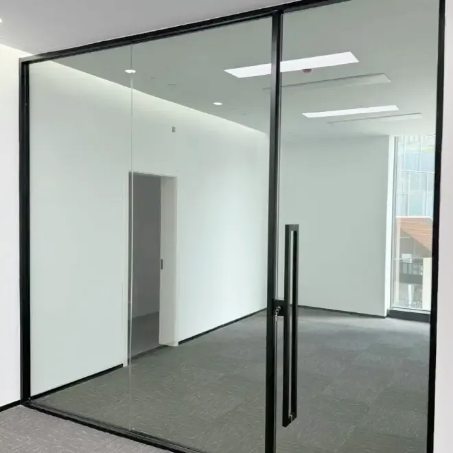 Што го прави стаклото на вратите и прозорците неопходни за модерни згради?