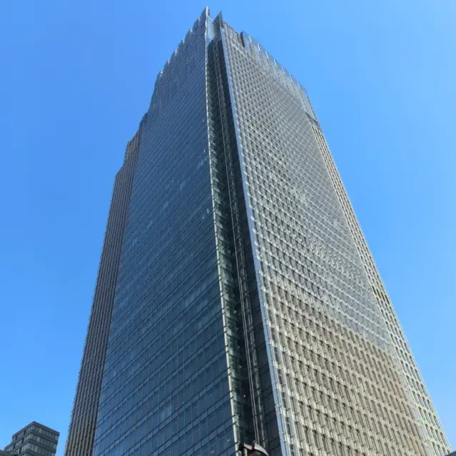 Стаклени завеси поддржани со точка